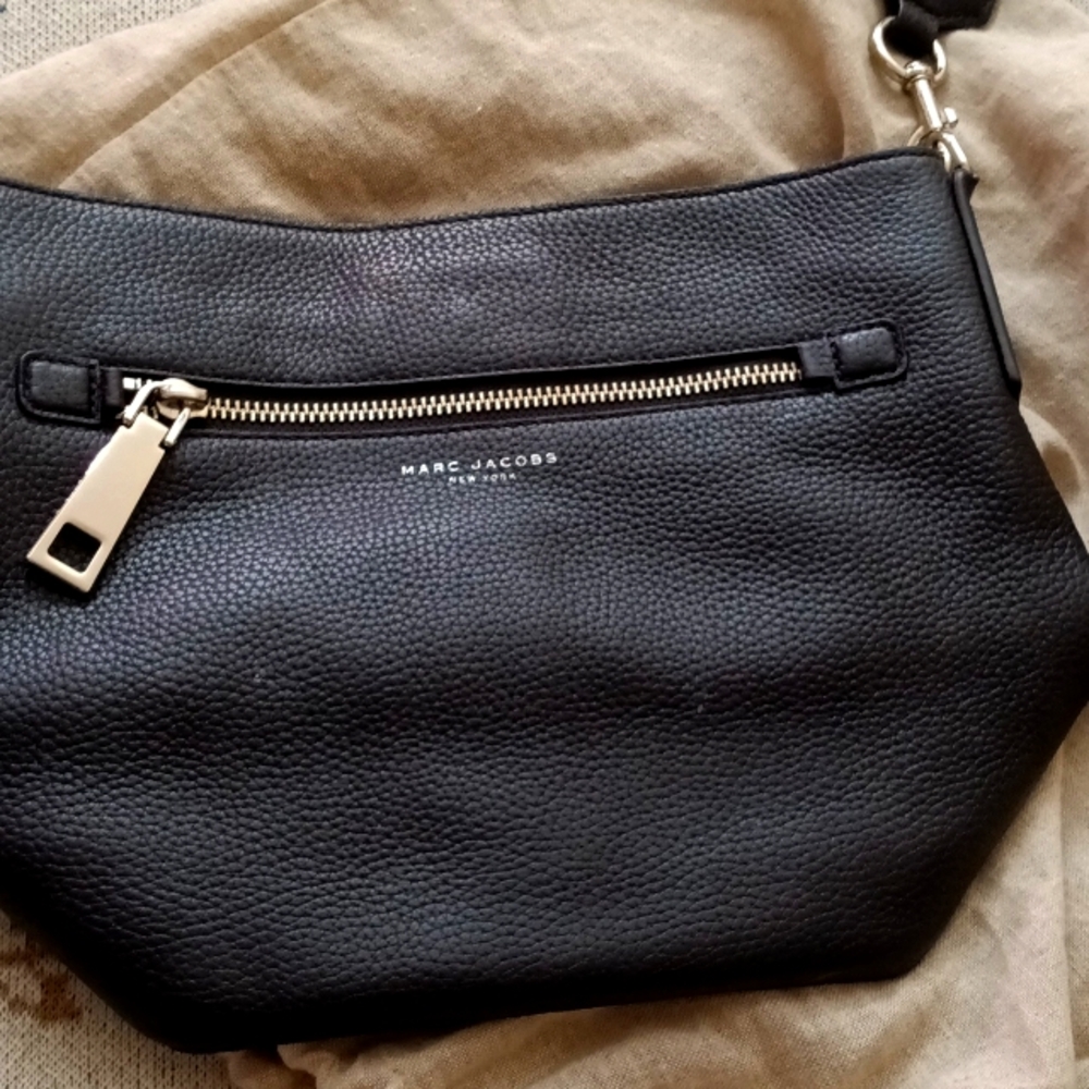 Marc Jacobs Gotham leather bucket bag in black with black/off white strap